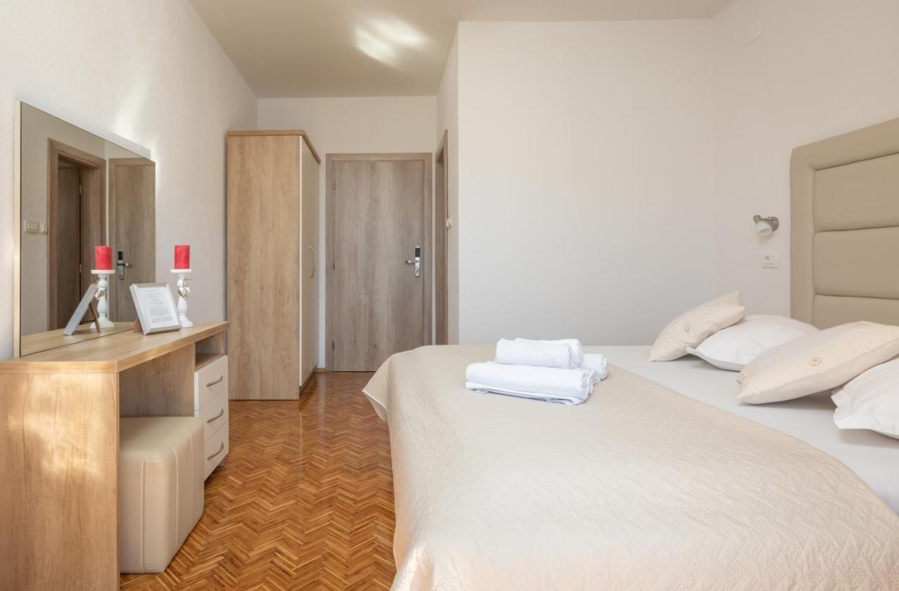 Apartments Petrovic Makarska Exterior photo